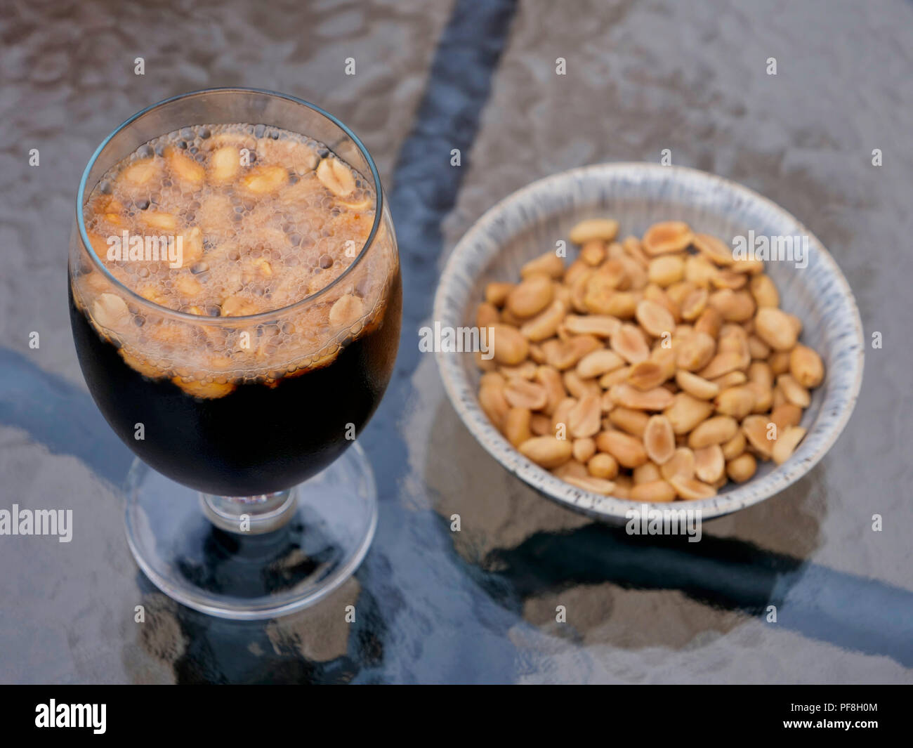 Die neuesten nussiges Getränk Verrücktheit trinken Coca-Cola/Pepsi Cola mit gerösteten gesalzene Erdnüsse Stockfoto