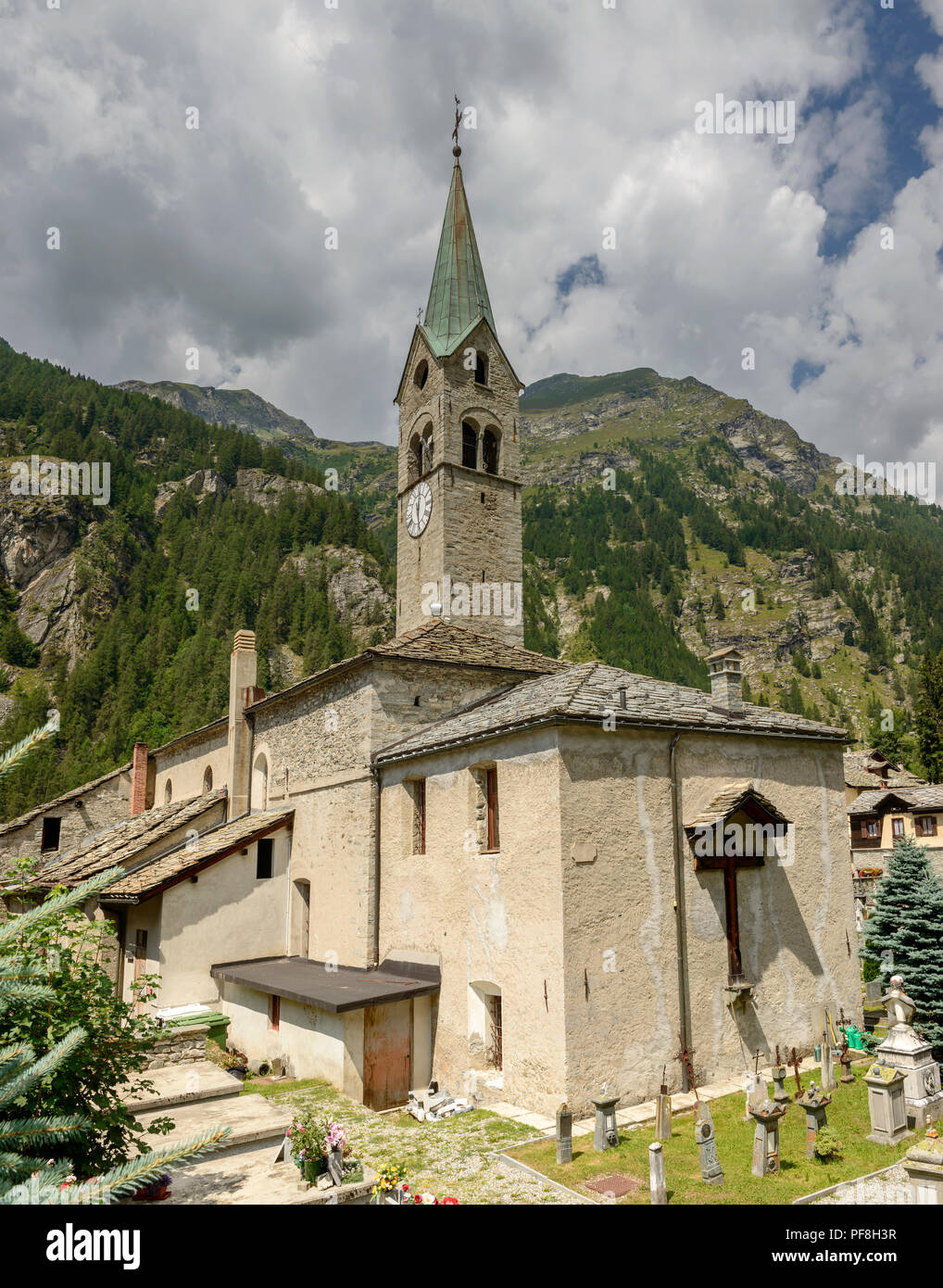 Blick auf Saint Giovanni Battista Kirche Apsis Seite, Schuß an einem hellen Sommertag in Gressoney Saint Jean, Lys Valley, Aosta, Italien Stockfoto
