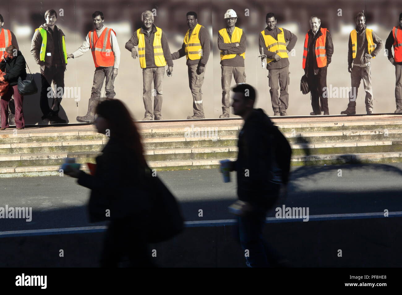 Silhouette von Menschen zu Fuß auf der Straße vor der Dekoration von gefälschten Männer an der Arbeit, schön, Alpes Maritimes, Côte d'Azur, Frankreich, Europa Stockfoto