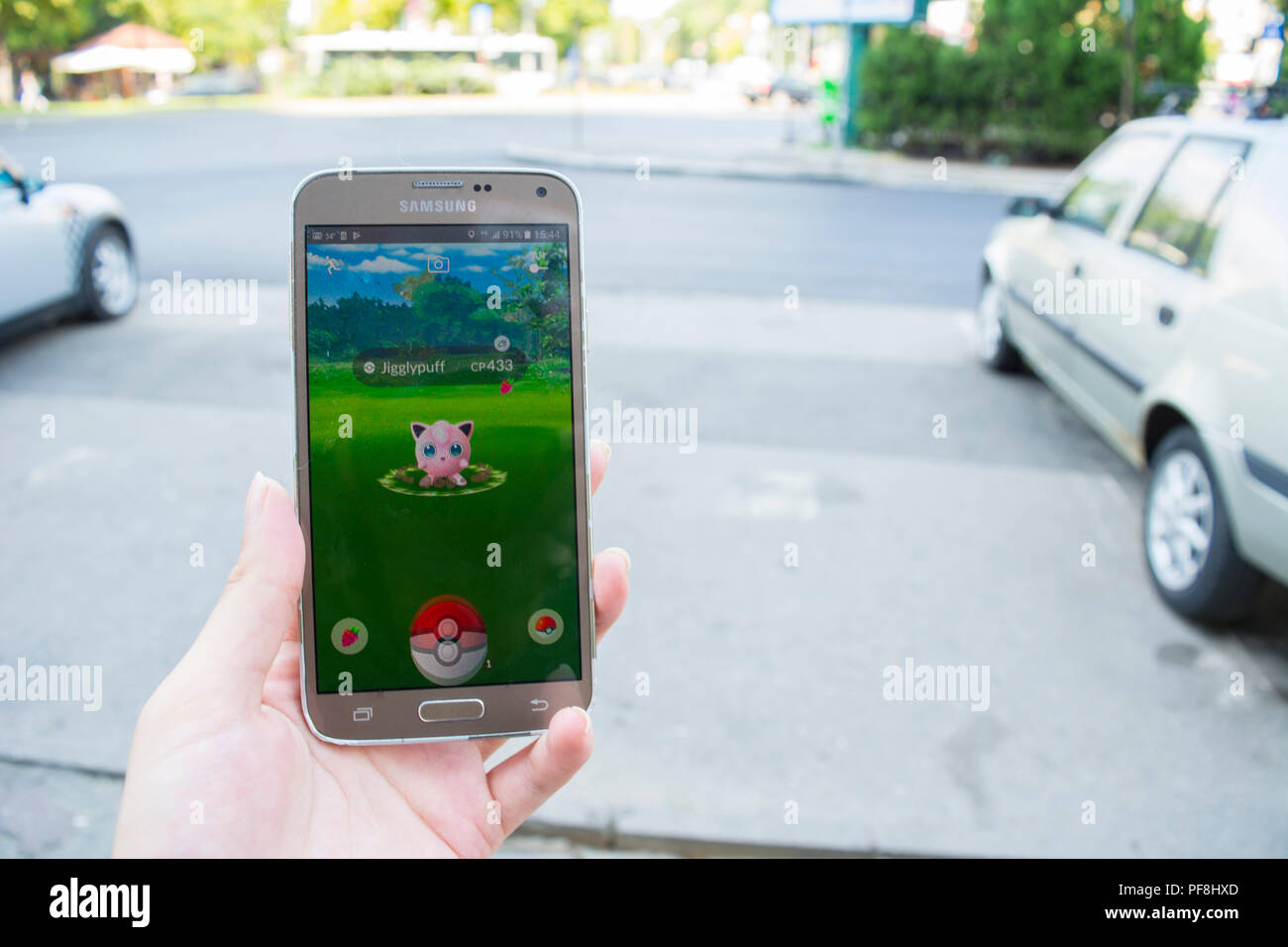 19 Augusr 2018 - Bukarest, Rumänien. Mir spielen Pokemon gehen beim Gehen auf der Straße auf ein Samsung Handy Stockfoto