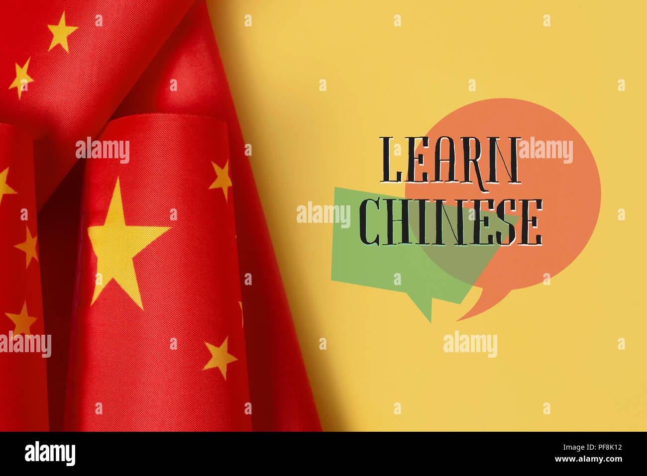 Einige Flags von China und den Text lernen Sie Chinesisch auf gelbem Hintergrund Stockfoto