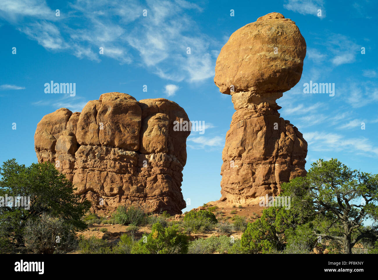 Balanced Rock, Arches National Park, Utah; USA - EINE Spektakuläre Orange Rock Formation mit Blue Sky Stockfoto