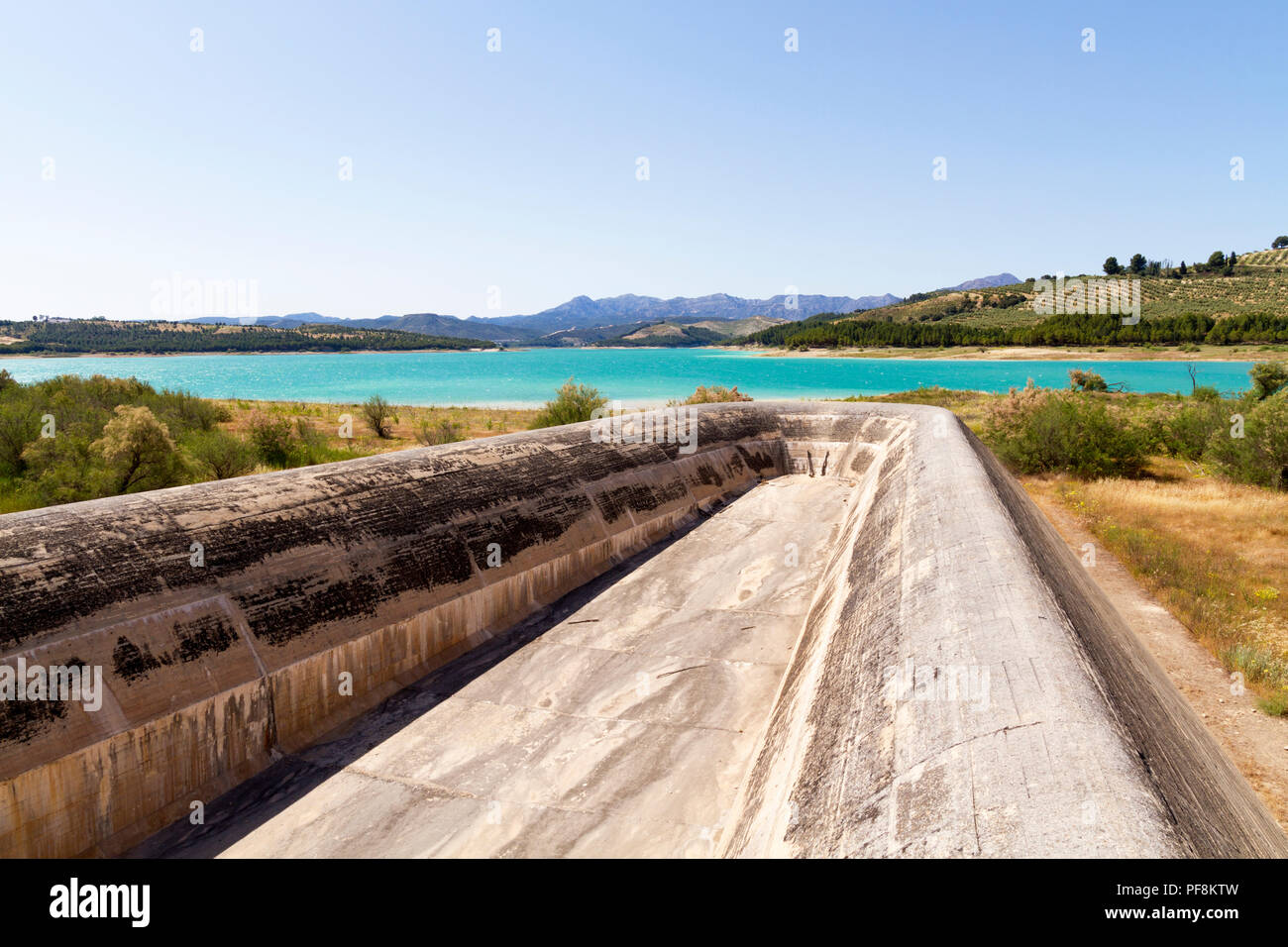 Die overspill Wehr auf der Presa de Los Bermejales Behälter Spanien Stockfoto