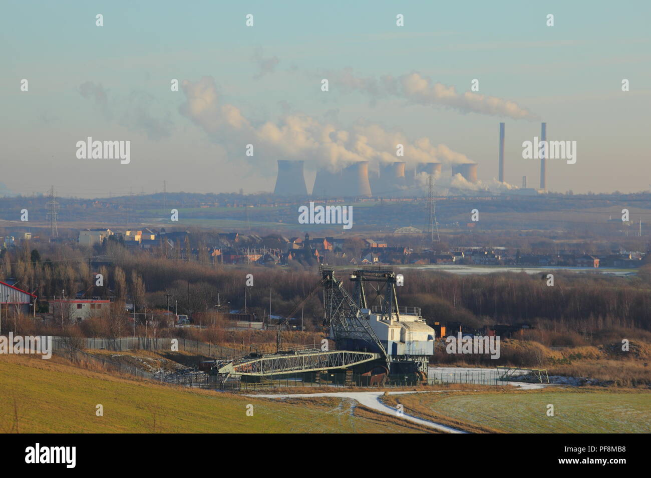 Ruston Bucyrus werden 1150 Walking Seilbagger am Eingang zu RSPB St Aidan's sitzt, während Ferrybridge Kühltürme als Kulisse für dieses Foto verwendet werden. Stockfoto