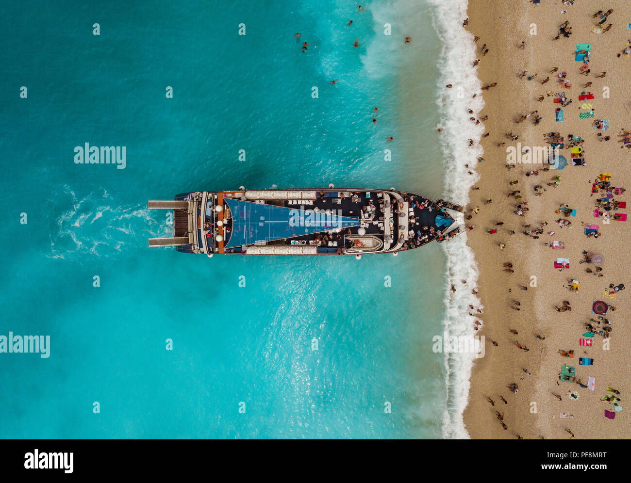 Luftaufnahme der touristenboot Verankerung an der Egremni Strand mit türkisfarbenen Meer Wasser. Stockfoto