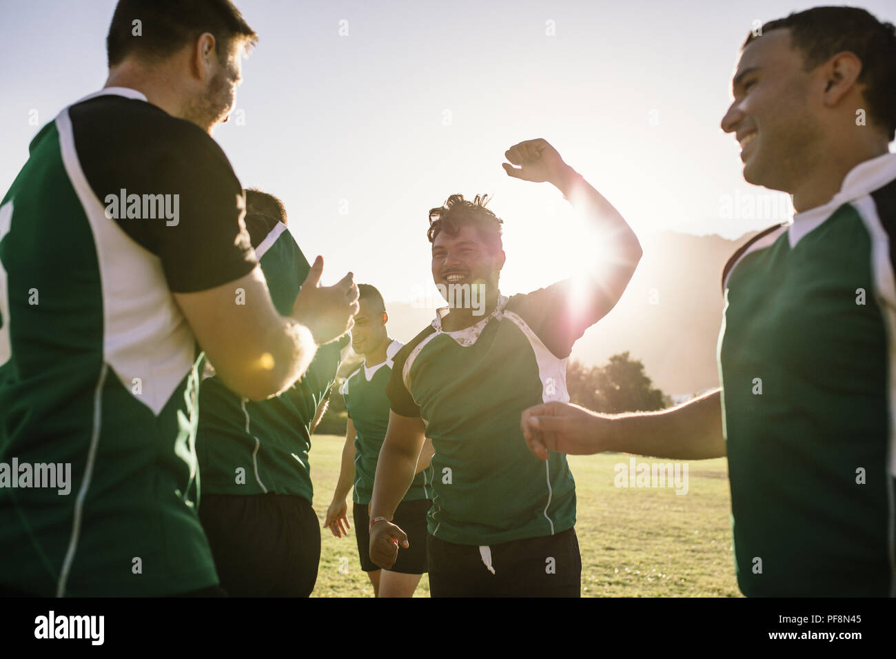 rugbyspieler freuen sich emotional über den Sieg auf dem Sportplatz. rugby-Team jubelt und feiert den Sieg. Stockfoto