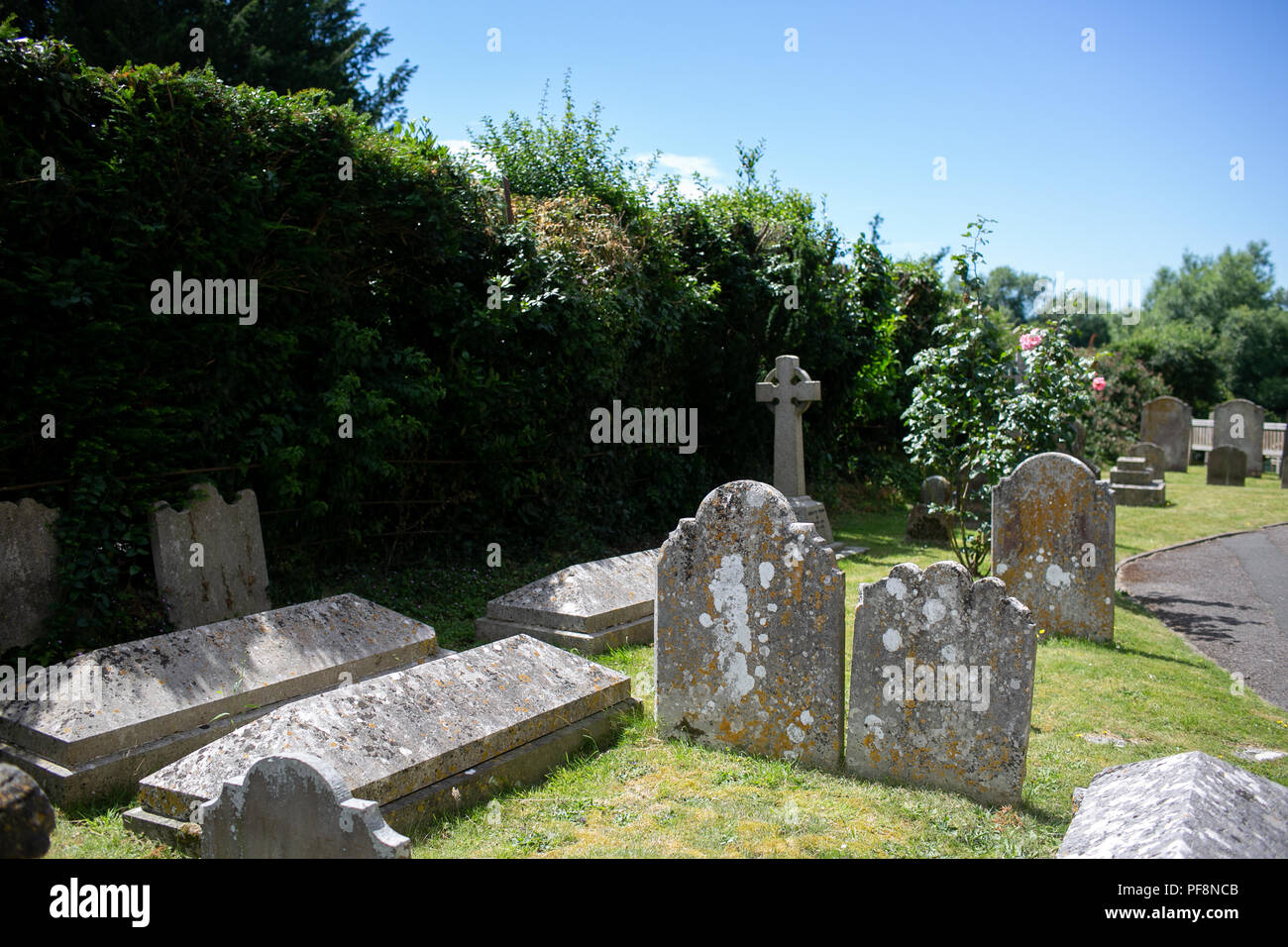 Ansicht der Bestattung Grundsteine in einem englischen Dorf Kirche Friedhof Stockfoto