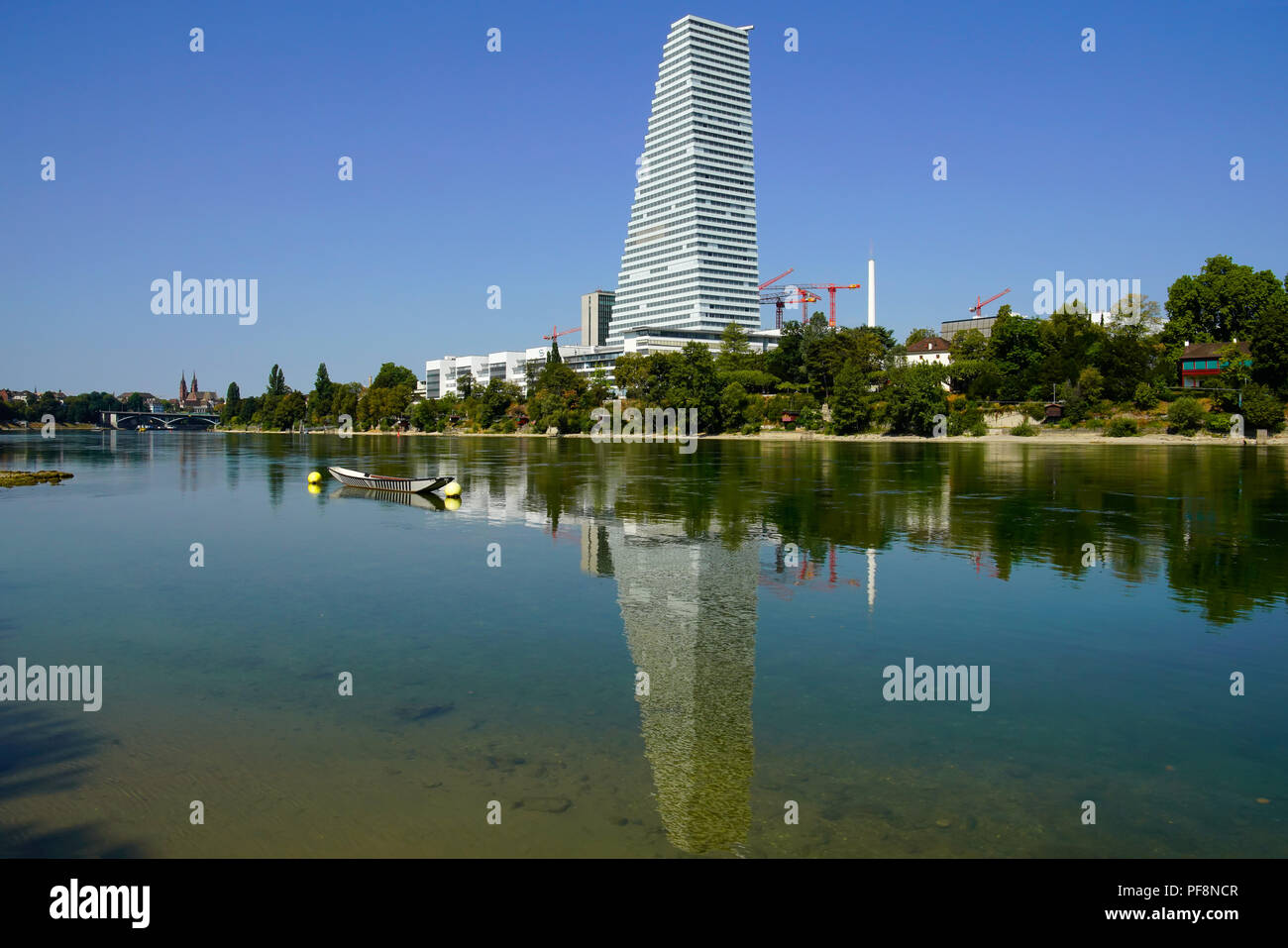 Rhein in Basel und Roche Gebäude. Die Schweiz. Stockfoto