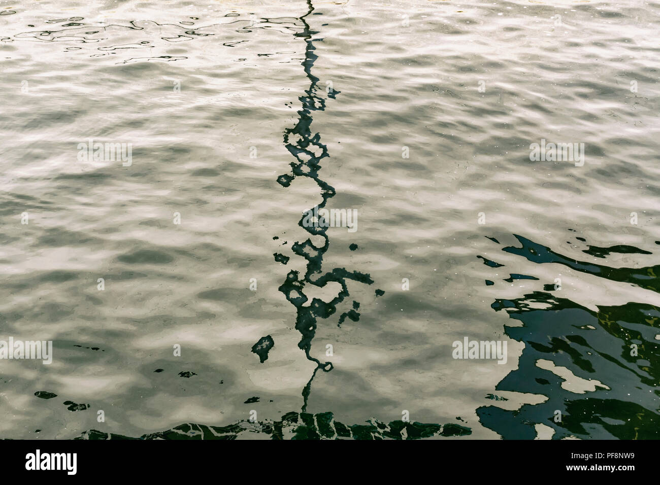 Berlin, Deutschland, 21. Juli 2018: Nahaufnahme von Gebäude Reflexion im Wasser Stockfoto