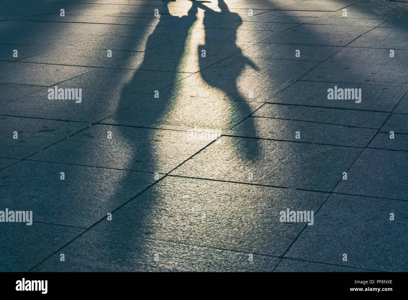 Berlin, Deutschland, 26. Juli 2018: Schatten von Menschen zu Fuß durch am Potsdamer Platz Stockfoto