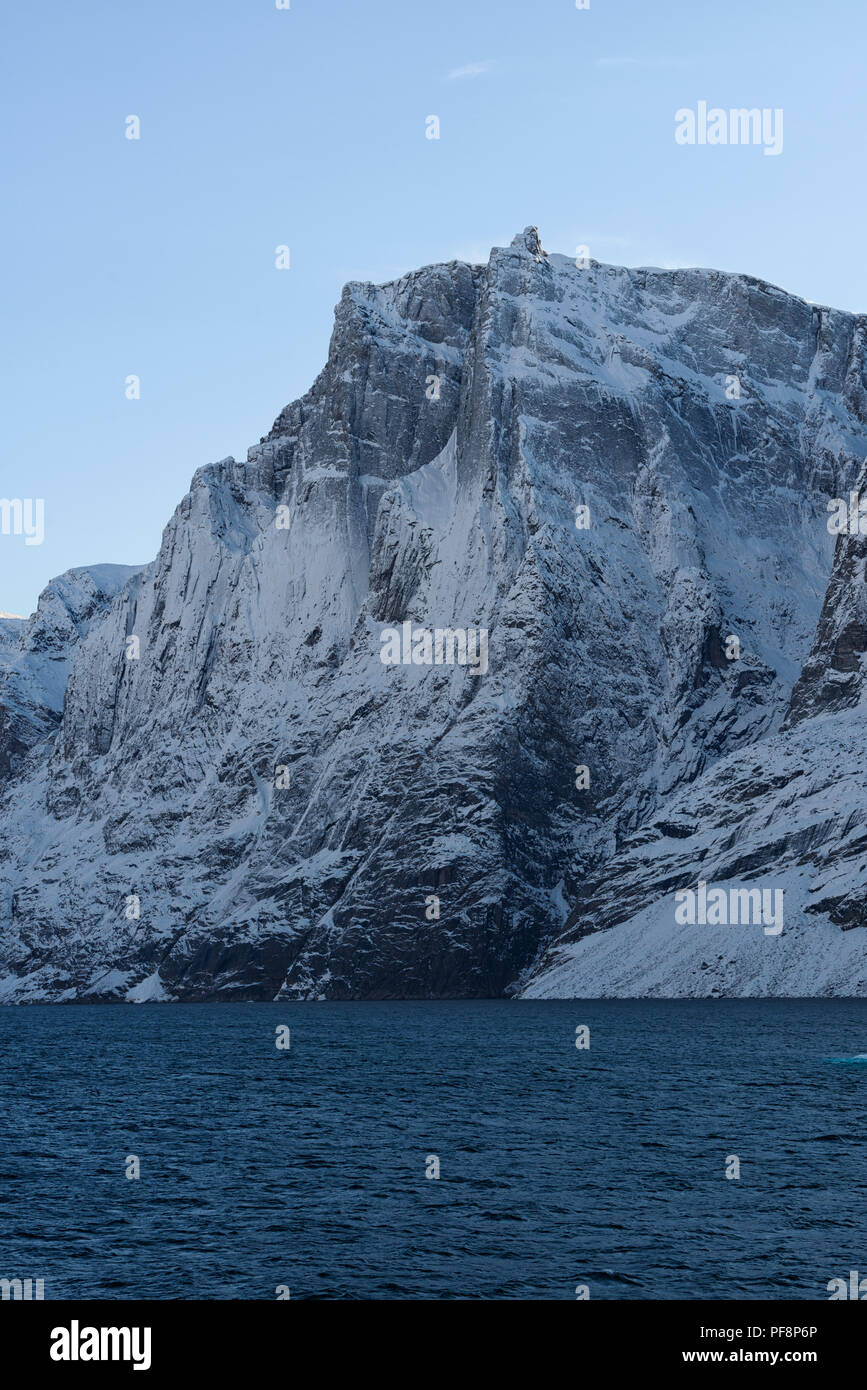 Herbst in der arktischen Landschaft. Im Fjord Øfjord, Teil von Scoresby Sund, Kangertittivaq, Grönland Stockfoto