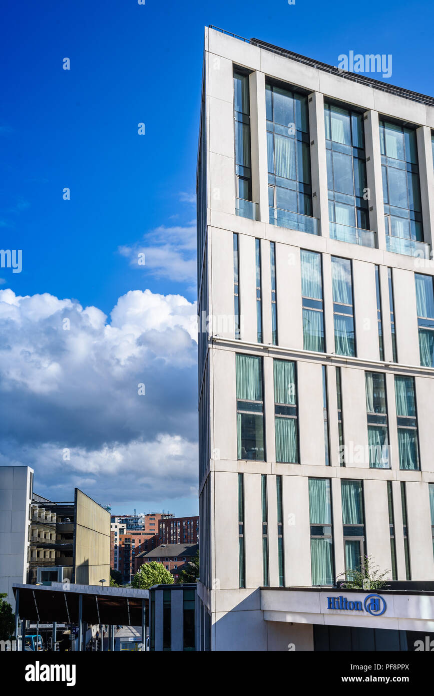 Hilton Hotel, The Strand, Liverpool durch den regenerierten Dockland-Bereich der Albert Dock und Liverpool One Einkaufskomplex gelegen. Stockfoto