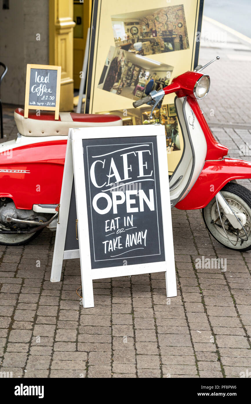 Cafe Kreidetafel mit Lambretta scooter Stockfoto