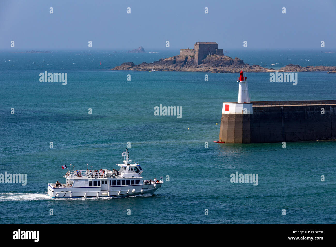 Tour Boot in den Hafen in den Hafen von Saint Malo an der bretonischen Küste im Nordwesten von Frankreich. Die Insel ist Le Petit und der Festung Termine fr Stockfoto