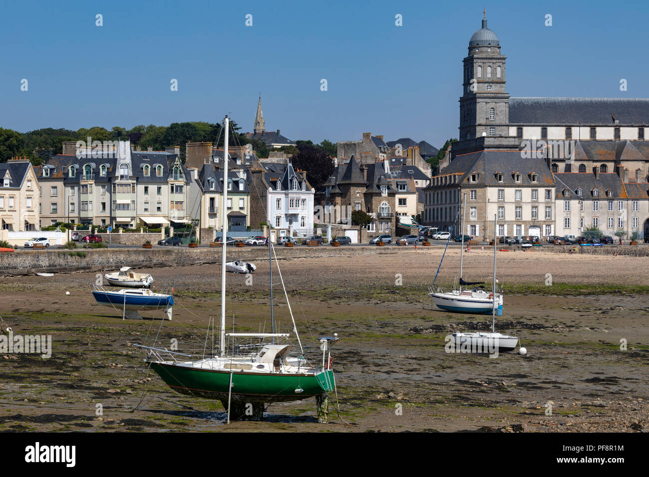 Ebbe in der Solidor Waterfront im Hafen von Saint Malo an der Nordküste der Bretagne in Frankreich Stockfoto