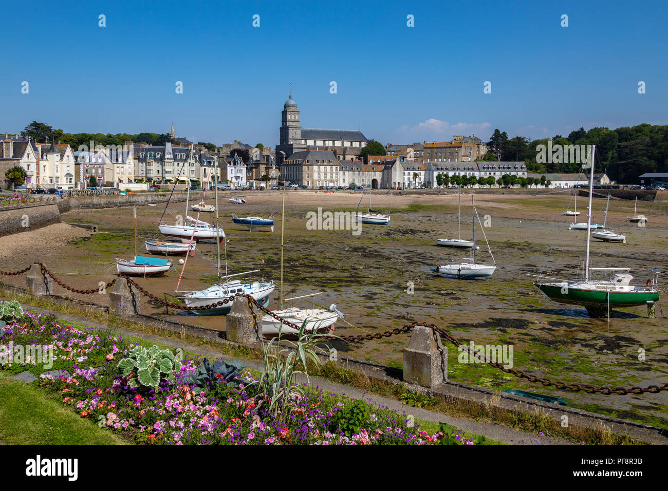 Ebbe in der Solidor Waterfront im Hafen von Saint Malo an der Nordküste der Bretagne in Frankreich Stockfoto