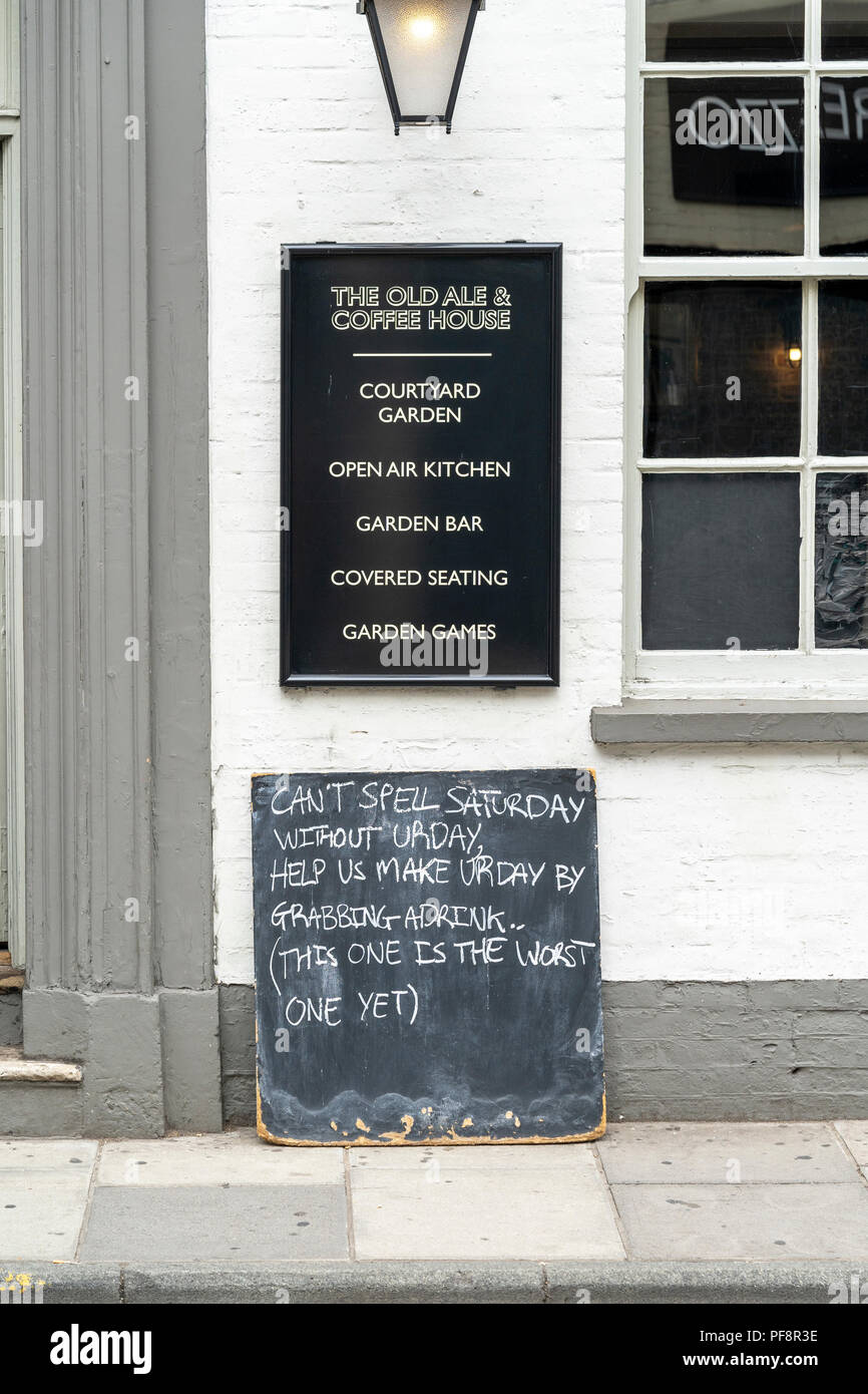 Pub Kreidetafel außerhalb lehnte sich gegen die Wand mit Unsinn Nachricht Stockfoto