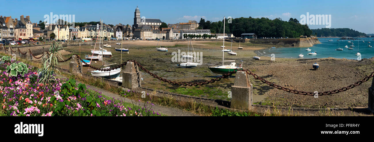 Panoramablick bei Ebbe in der Solidor Waterfront im Hafen von Saint Malo an der Nordküste der Bretagne in Frankreich Stockfoto