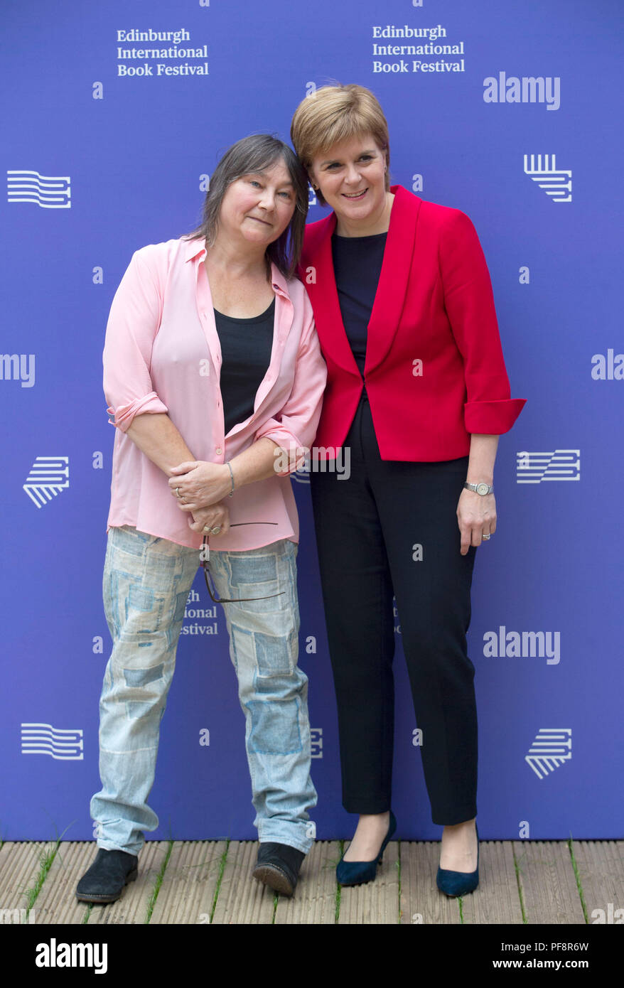 Erster Minister Nicola Sturgeon (rechts) mit Autor Ali Smith bei einem Fotoshooting an der Edinburgh International Book Festival in Charlotte Square, Edinburgh. Stockfoto