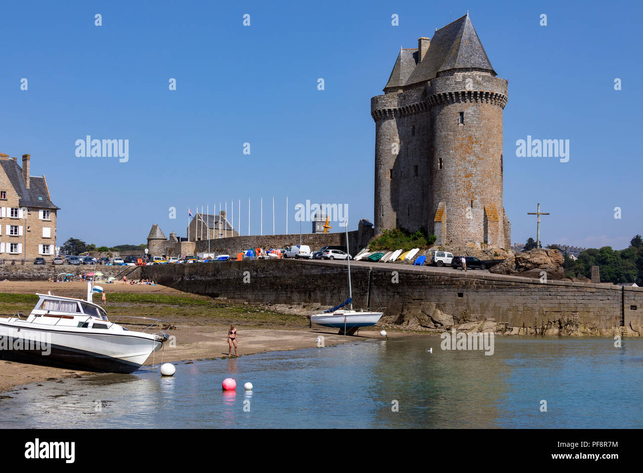 Ebbe der Tour de Solidor auf der Solidor Waterfront im Hafen von Saint Malo an der Nordküste der Bretagne in Frankreich Stockfoto