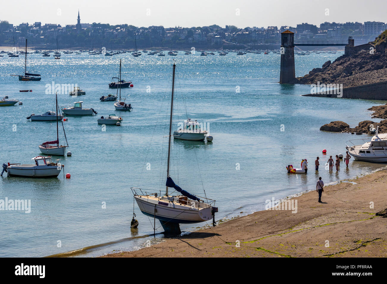Ebbe in der Solidor Waterfront im Hafen von Saint Malo an der Nordküste der Bretagne in Frankreich Stockfoto