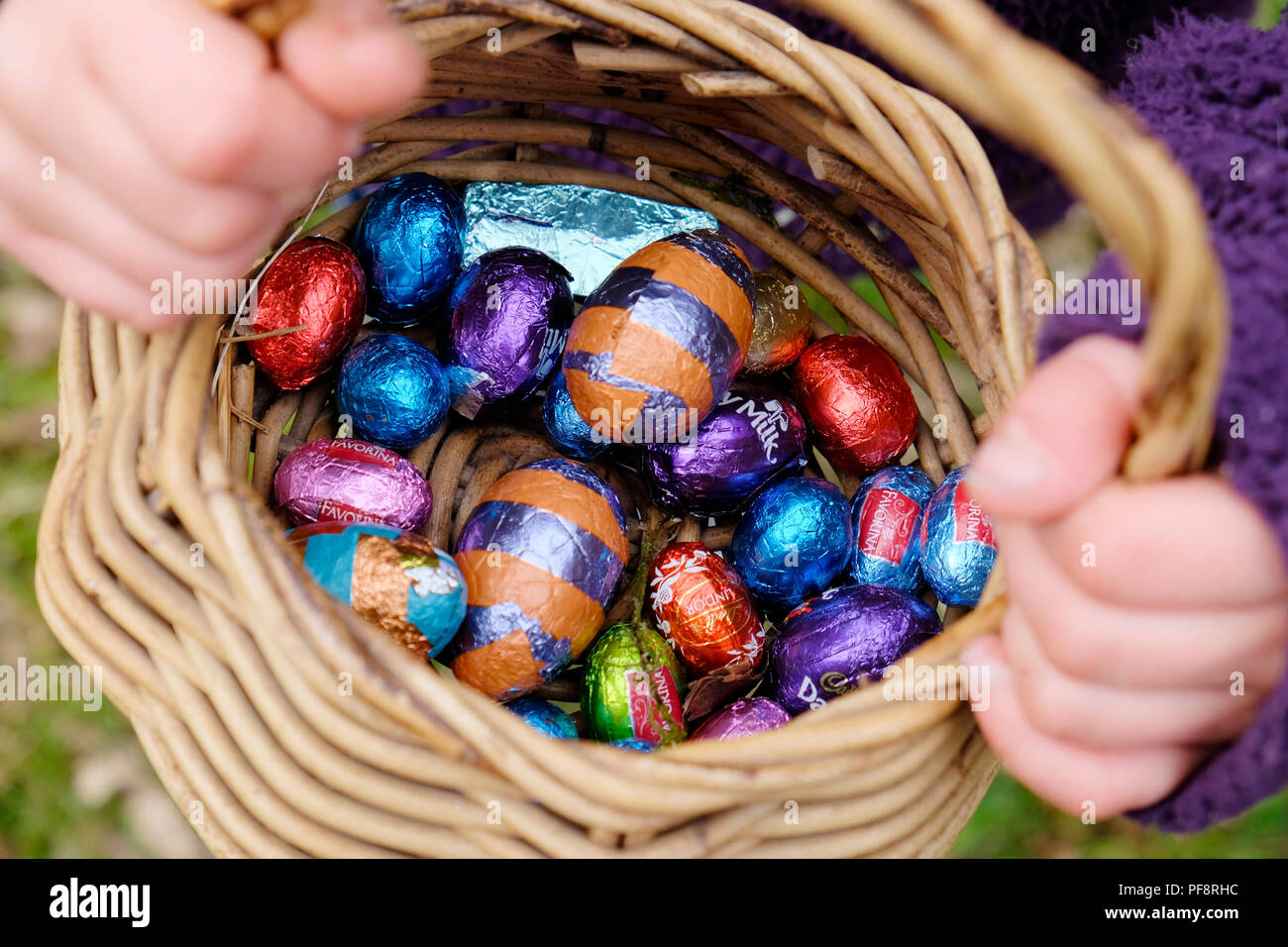 Nahaufnahme von Schokolade Ostereier verpackt in bunten Folien aus verschiedenen Geschäften in einem Korb von einem Kind auf ein Easter Egg Hunt UK KATHY DEWITT gesammelt Stockfoto