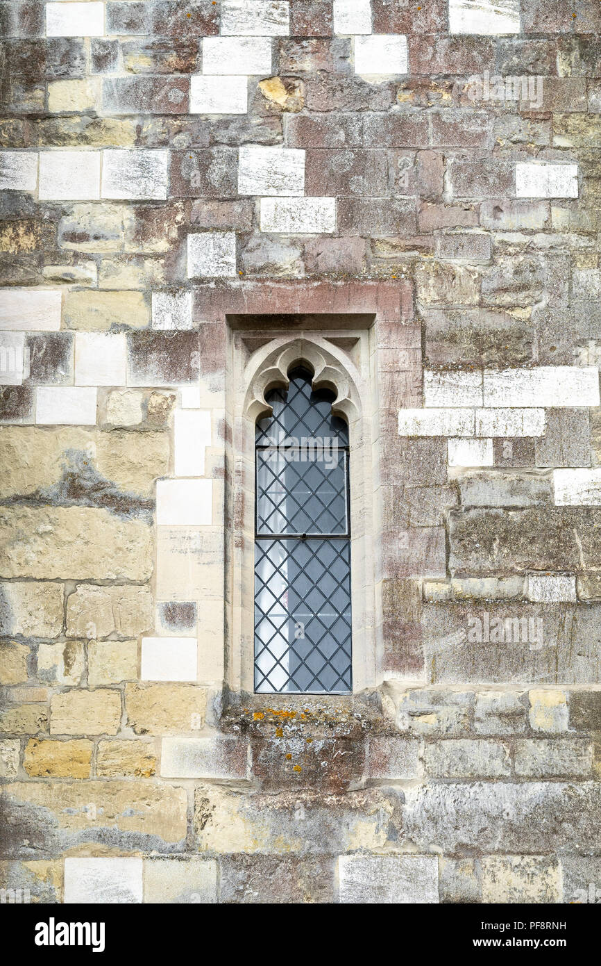 Schmale verbleite Fenster in Steinmauer gesetzt Stockfoto