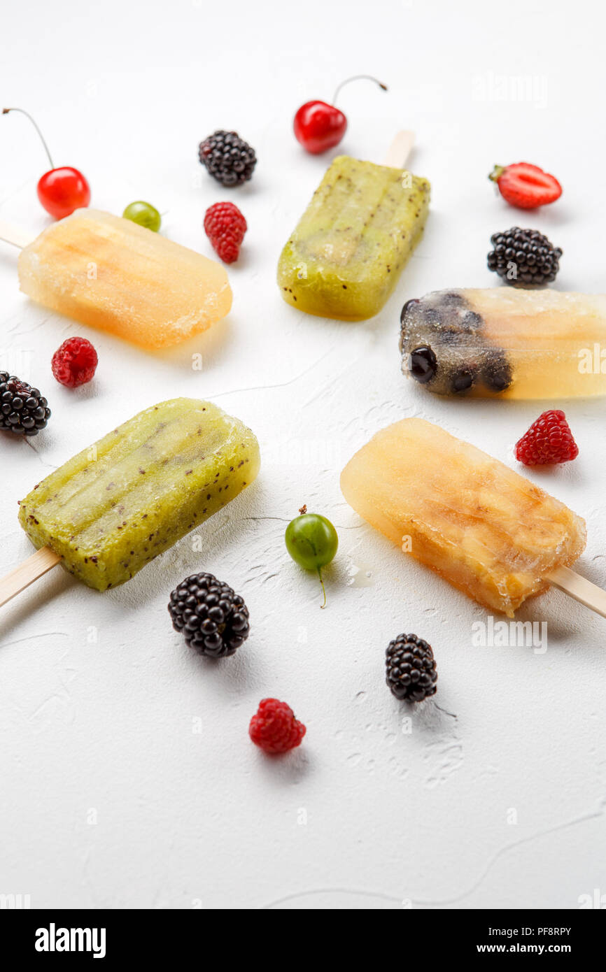 Bild von oben gefrorener Fruchtsaft, Stachelbeere, Black, Cherry Stockfoto