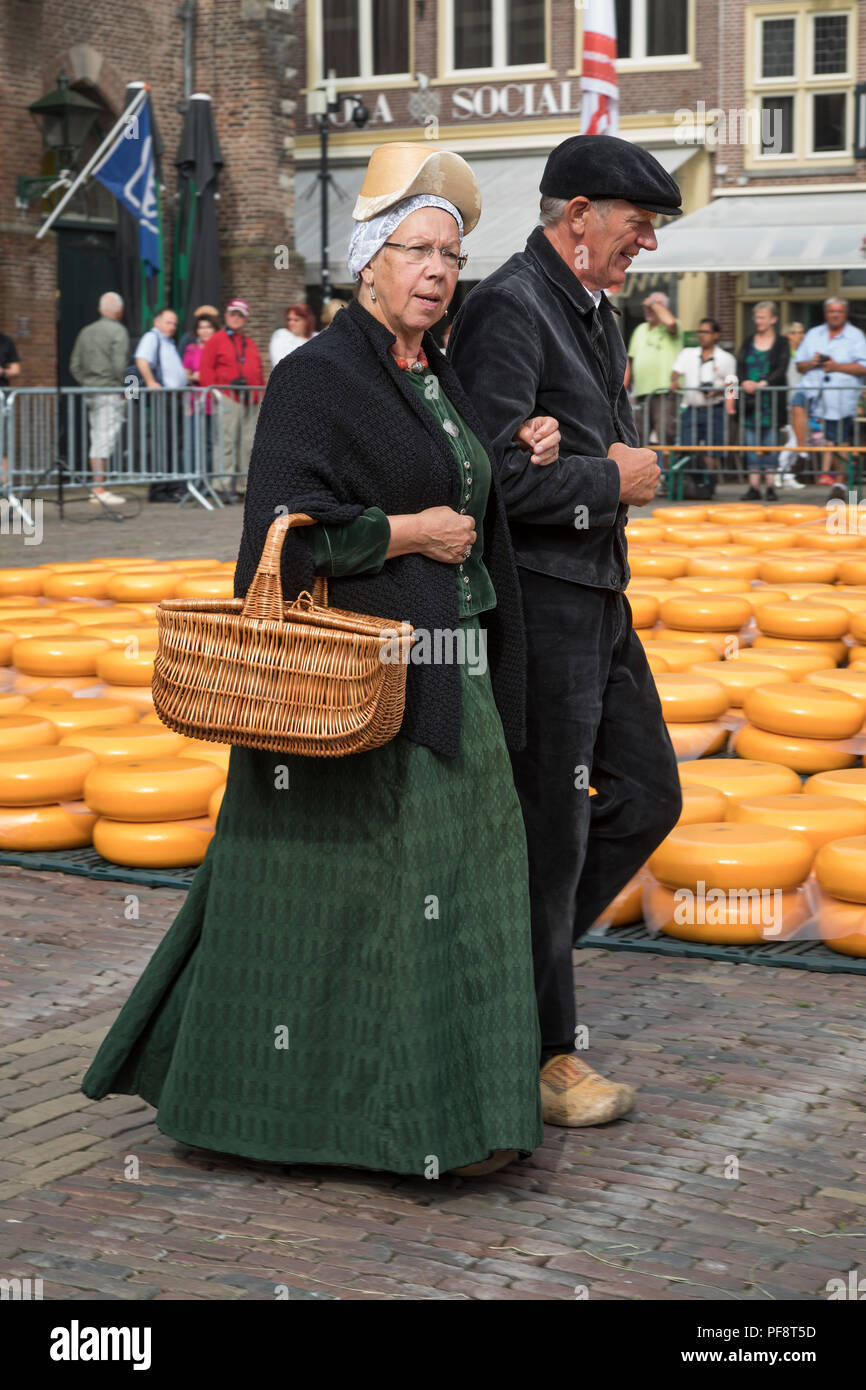 Alkmaar, Niederlande - 01. Juni 2018: Paar in historischen Kleidern bekleidet Spaziergänge auf dem käsemarkt vor der Eröffnung Stockfoto