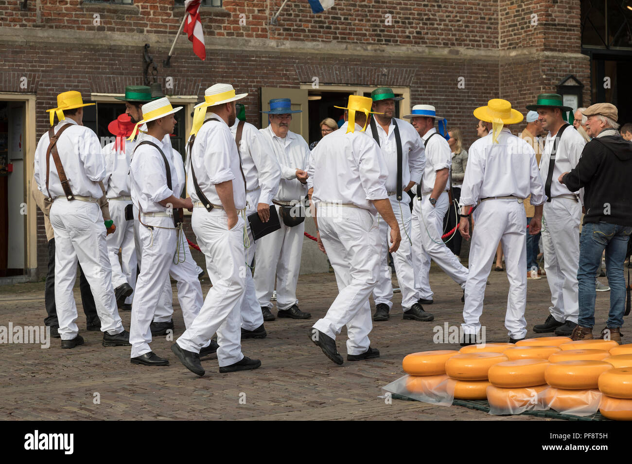 Alkmaar, Niederlande - 01. Juni 2018: Die Gruppe der Käse Träger vor der Waag Gebäude warten auf den Start des Käsemarktes Stockfoto