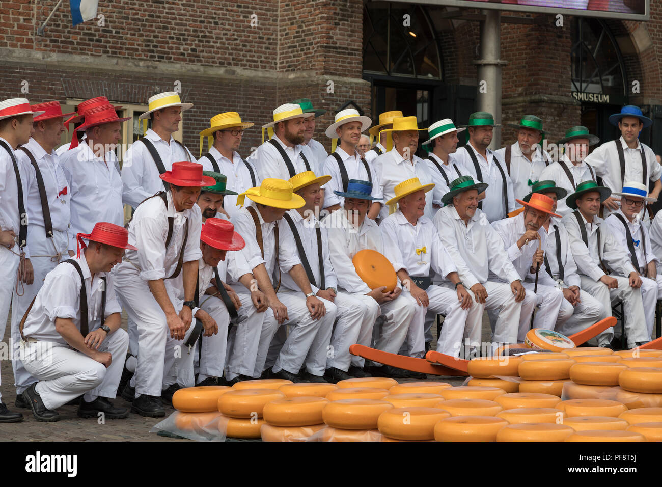 Alkmaar, Niederlande - 01. Juni 2018: Die Gruppe der Käse Träger vor der Waag Gebäude, mit einem Quadratmetergewicht von Haus, vor dem Beginn des Käsemarktes Stockfoto