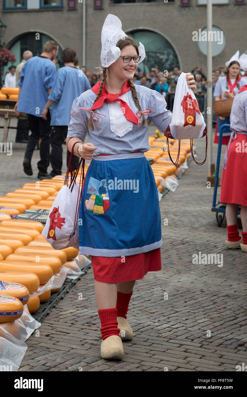 Alkmaar, Niederlande - 01. Juni 2018: Käse Mädchen, kaasmeisje, in traditioneller Tracht ist verkaufen Käse Proben am Käsemarkt Stockfoto
