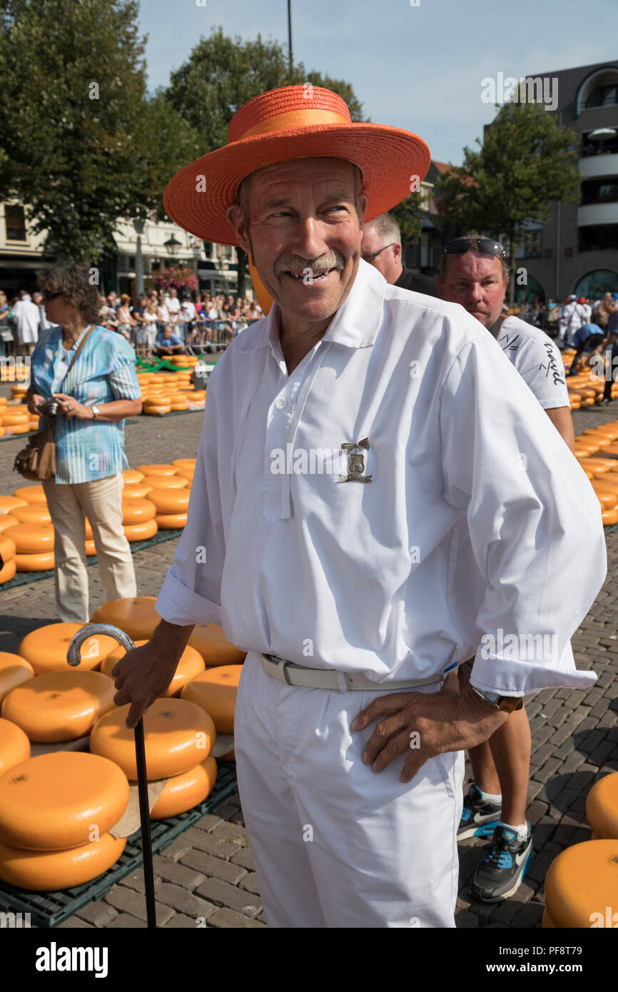 Alkmaar, Niederlande - 20 Juli 2018: Portrait der Käse Vater, Leiter der Käse Carrier Gilde mit dem traditionellen orange Hut Stockfoto