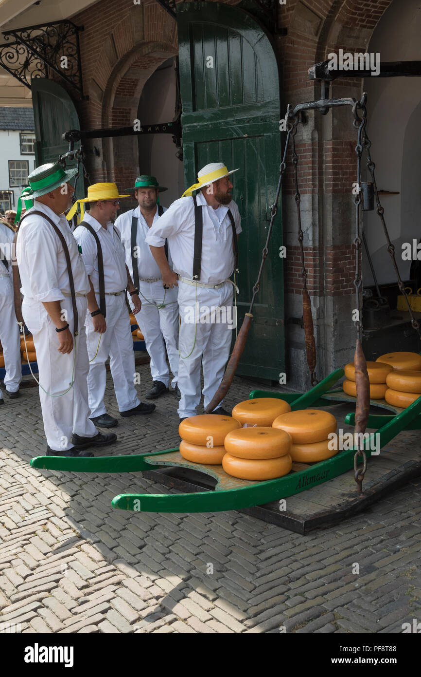 Alkmaar, Niederlande - 20 Juli 2018: Käse Träger warten auf den Käse auf der Skala in der Waag Gebäude vor auf Th verkauft werden gewichtet werden Stockfoto