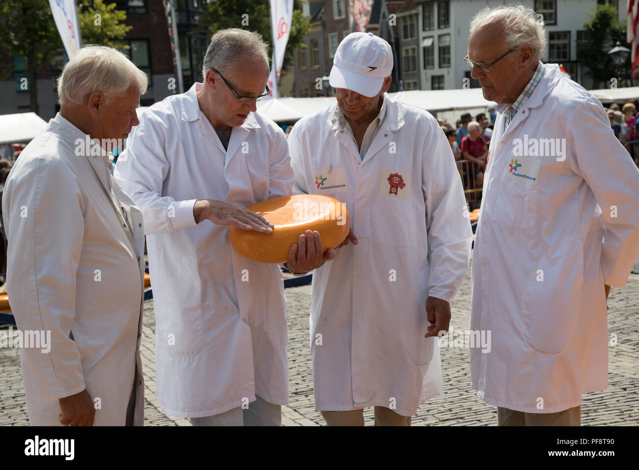 Alkmaar, Niederlande - 20 Juli 2018: Gruppe von Inspektoren, die Prüfung und Genehmigung der Qualität der Käse auf dem Käsemarkt Stockfoto