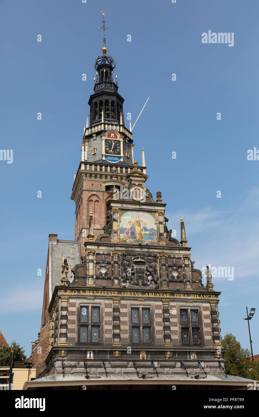 Alkmaar, Niederlande - 20. Juli 2018: die Fassade mit dem Turm der historischen Gebäude Waag, Wiegen - Haus, ein historisches Baudenkmal Stockfoto