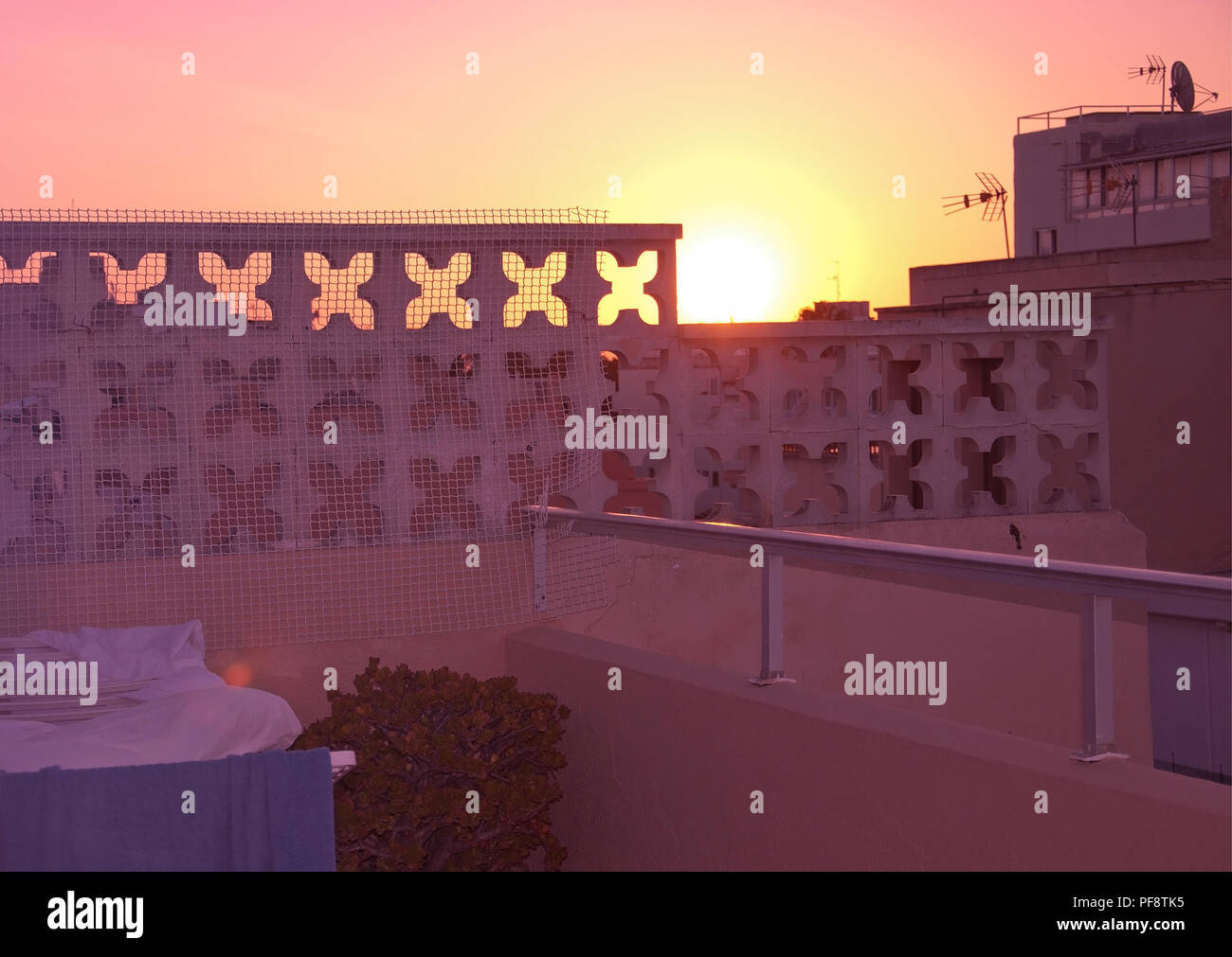 Sunrise golden Himmel durch die Öffnung Form in der Betonwand auf Mallorca, Spanien Stockfoto