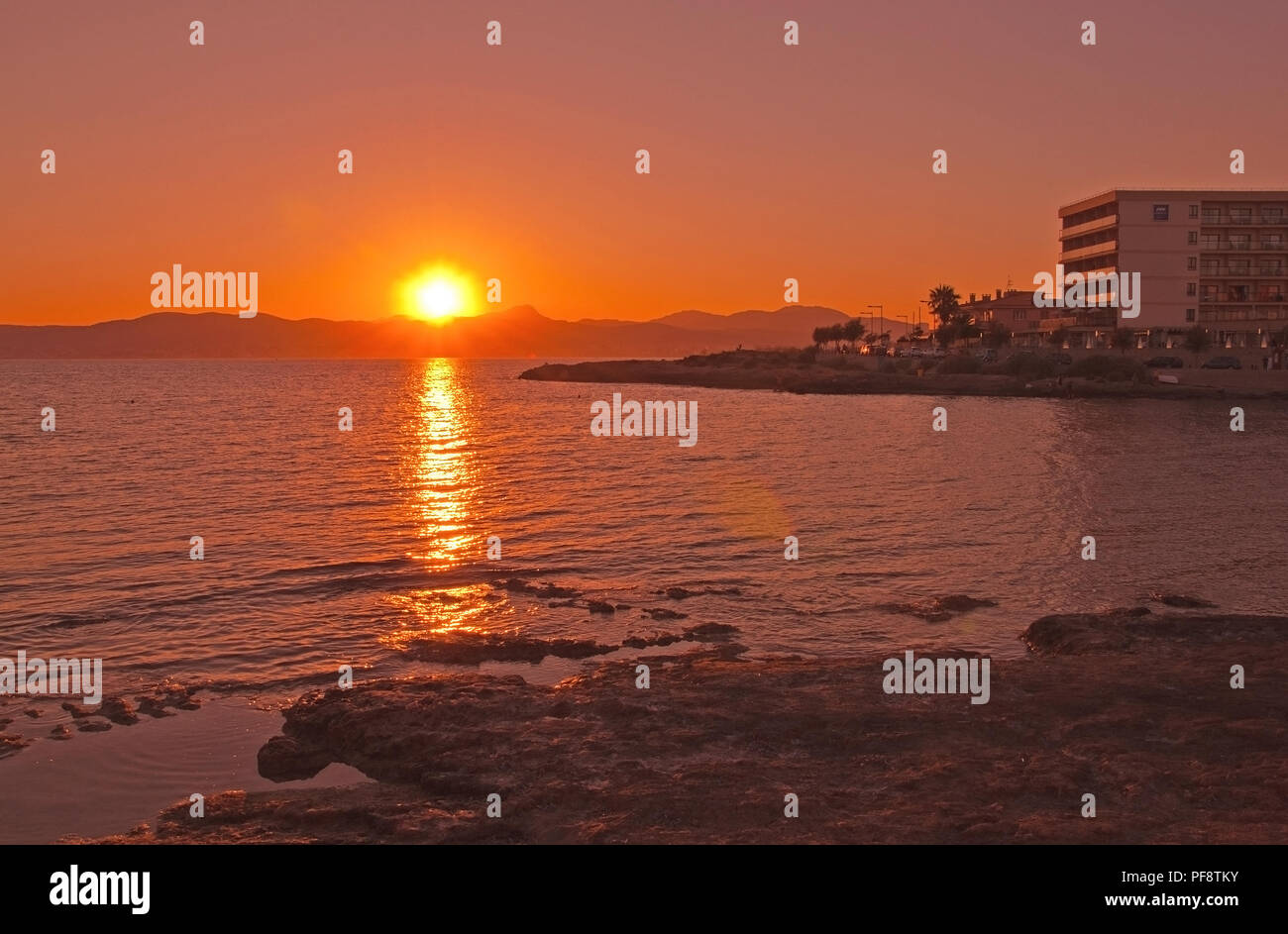 Schöne romantische rot Sommer Sonnenuntergang über der Bucht von Palma auf Mallorca, Spanien Stockfoto