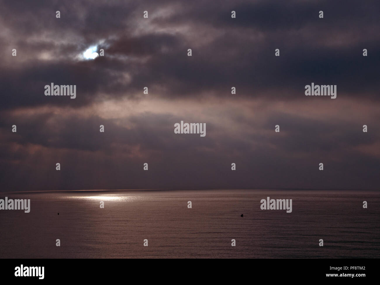 Dramatische rötlichen Himmel mit Sonne und sonnendurchflutete Ozean Horizont im Mittelmeer, Spanien. Stockfoto