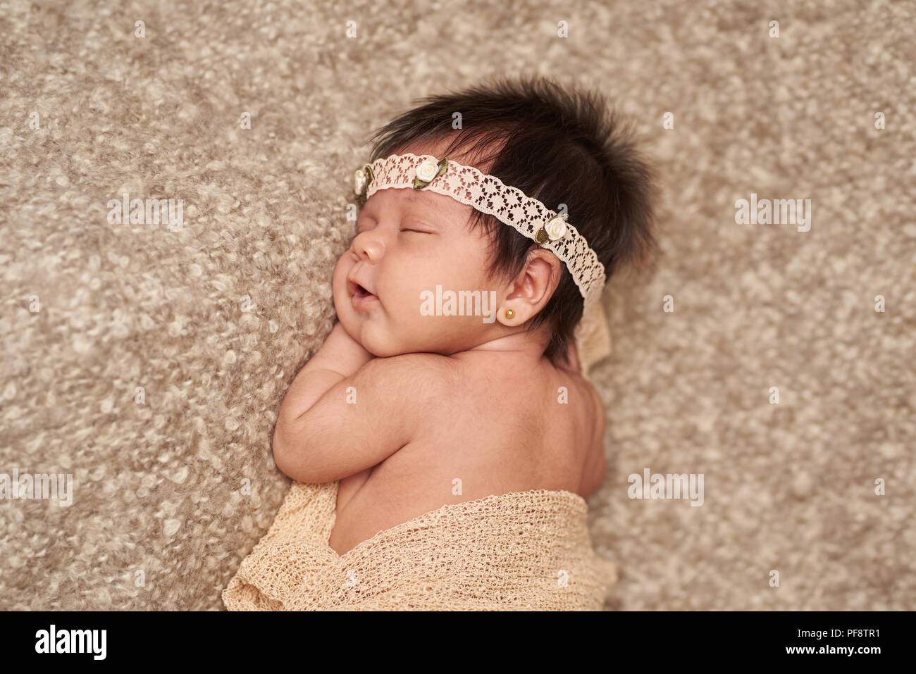 Glückliche Kindheit Thema. Neugeborene schlafen auf Braun weiche Decke Cute Stockfoto