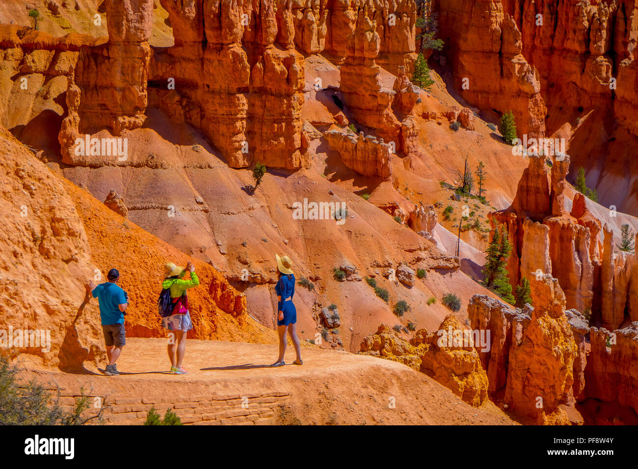 BRYCE Canyon, Utah, Juni, 07, 2018: Junge Menschen stehen auf der Klippe des Bryce Canyon National Park, Utah Stockfoto