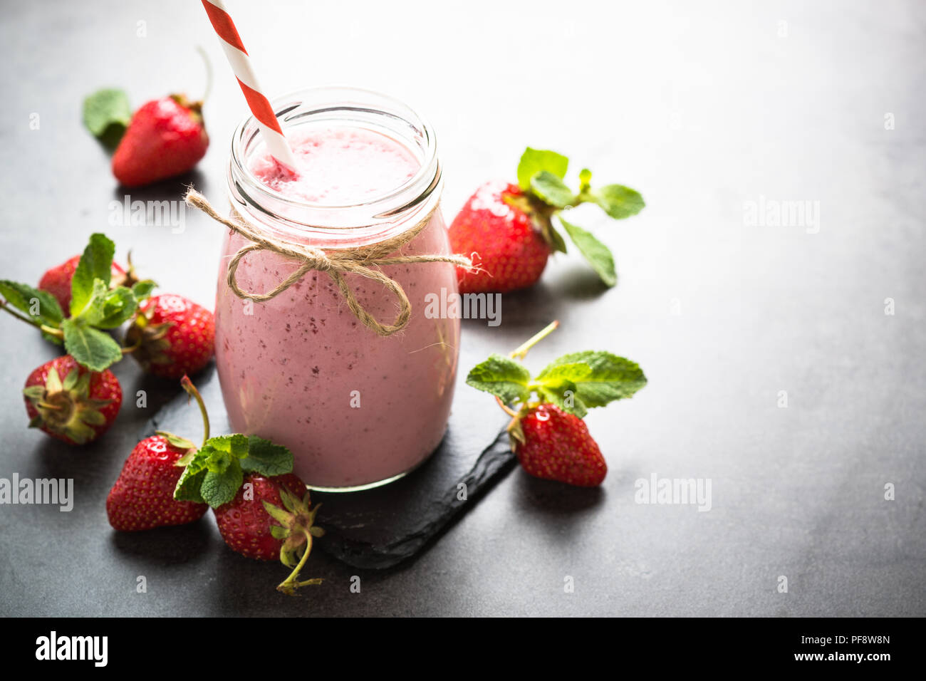 Erdbeer Milchshake oder Smoothie in Glas. Ernährung Bioprodukte. Stockfoto
