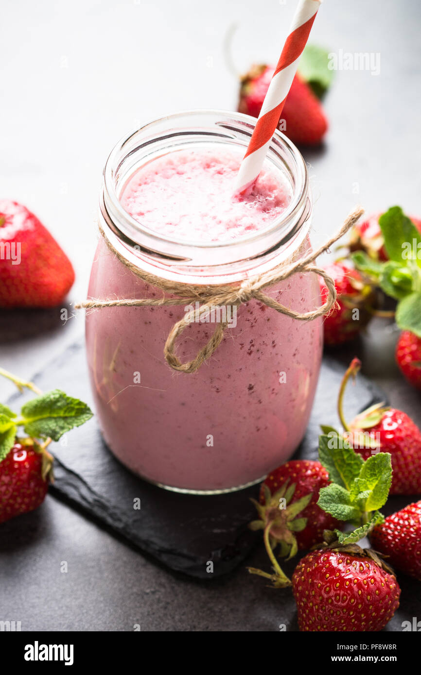 Erdbeer Milchshake oder Smoothie in Glas. Ernährung Bioprodukte. Stockfoto
