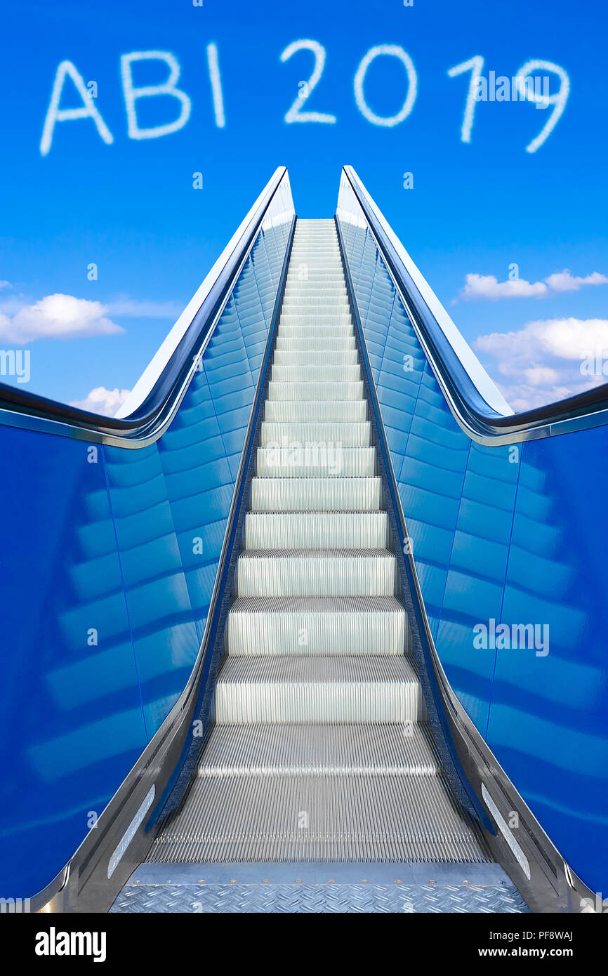 Rolltreppe in einem blauen Himmel, Konzept der Leistung, ABI 2019 Text, Abitur, d. h. deutschen Abitur oder einen ebenen Stockfoto