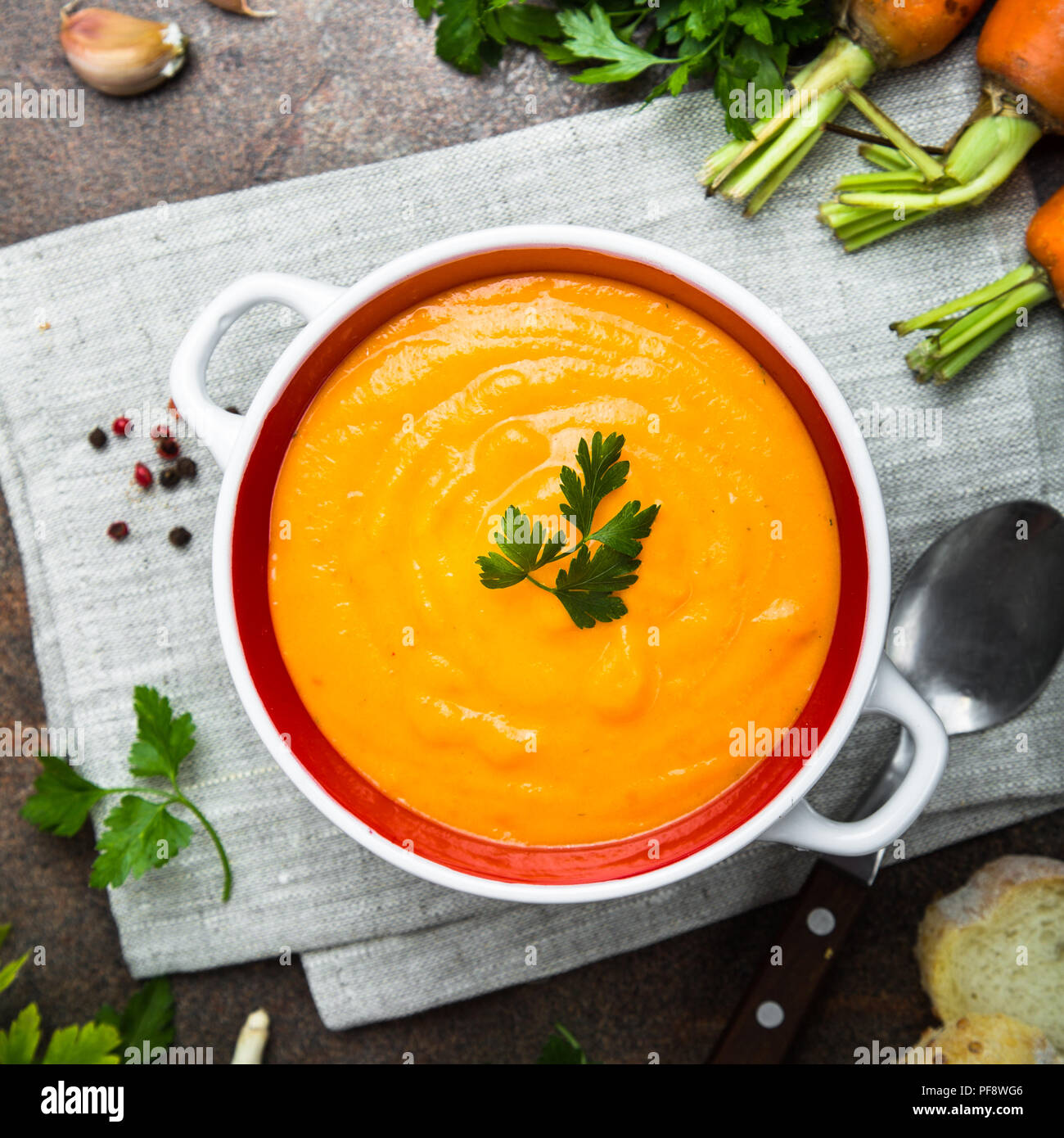 Karotten Creme - Suppe auf dunklen Tisch aus Stein. Vegetarisches ...