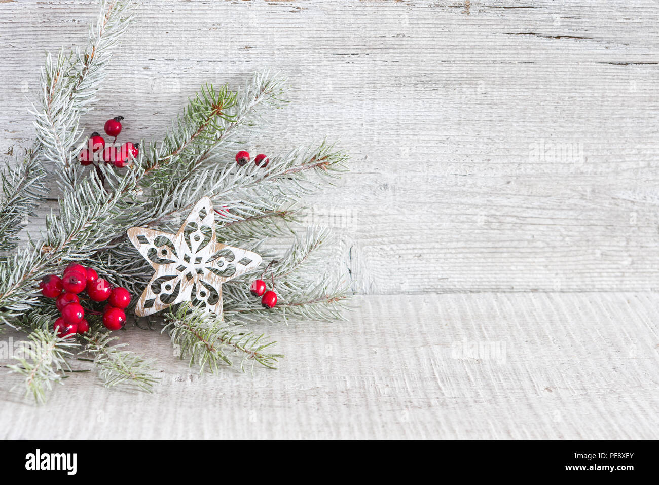 Tanne Zweig mit Weihnachtsschmuck auf weißen Holzmöbeln im Landhausstil Hintergrund mit Kopie Platz für Text. Stockfoto