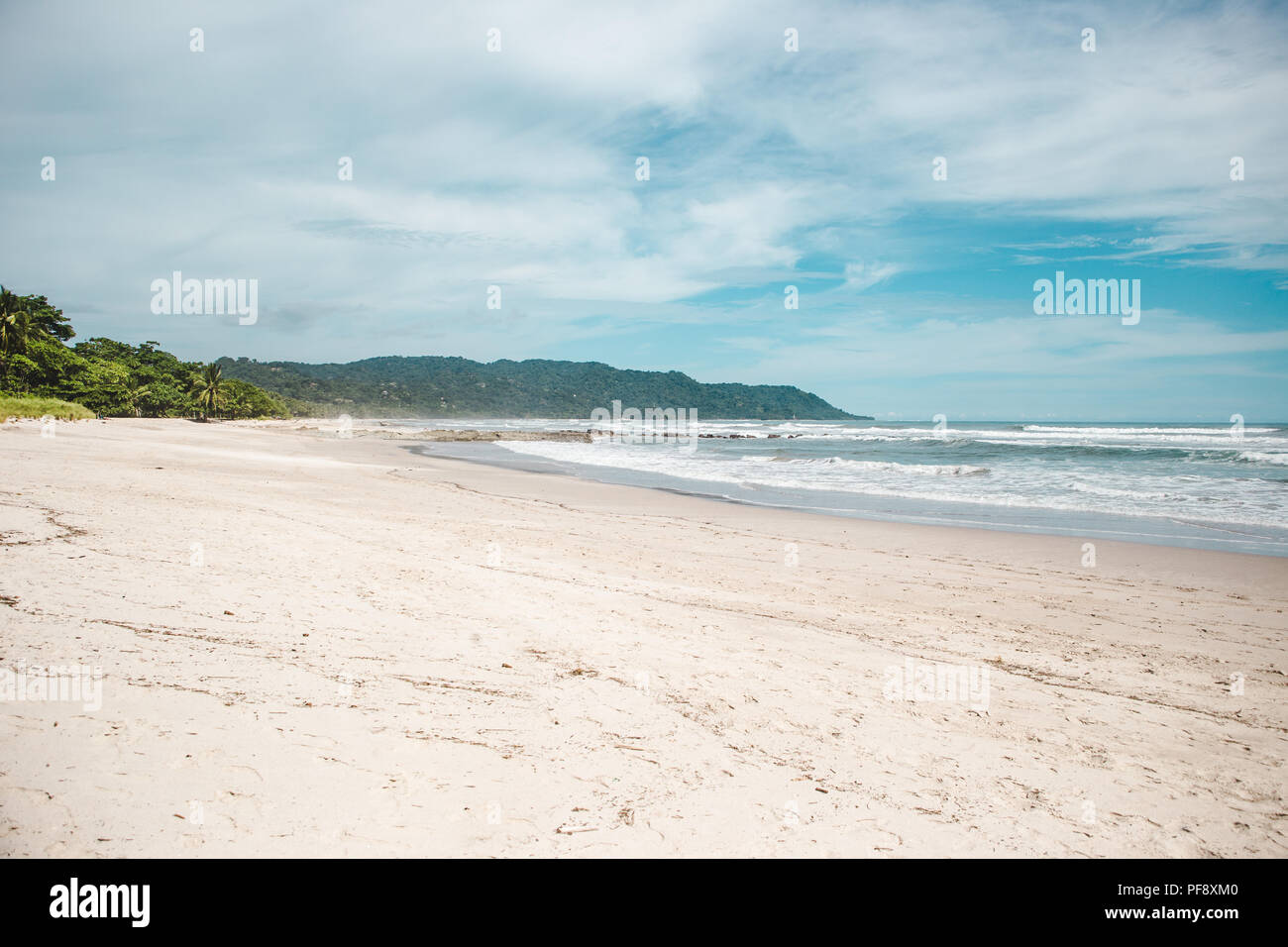Saubere Sandstrand von Playa Carmen, Santa Teresa, Puntaarenas Provinz in Costa Rica an einem heißen Sommertag mit blauer Himmel Stockfoto