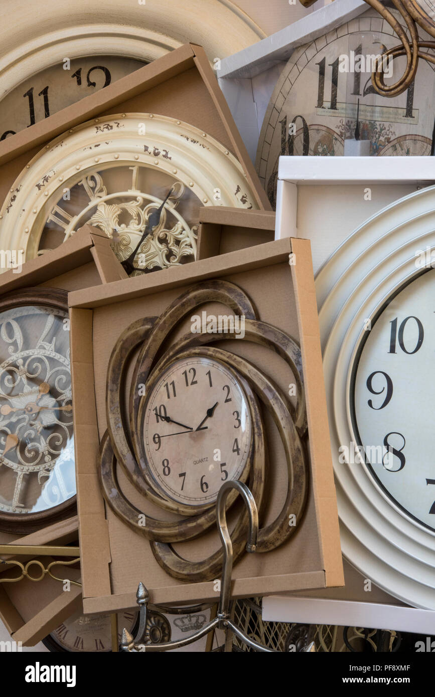 Eine Auswahl von Uhren und Uhren, Zifferblättern, Gesichter und Hände für die Uhrzeit ablesen. Stockfoto