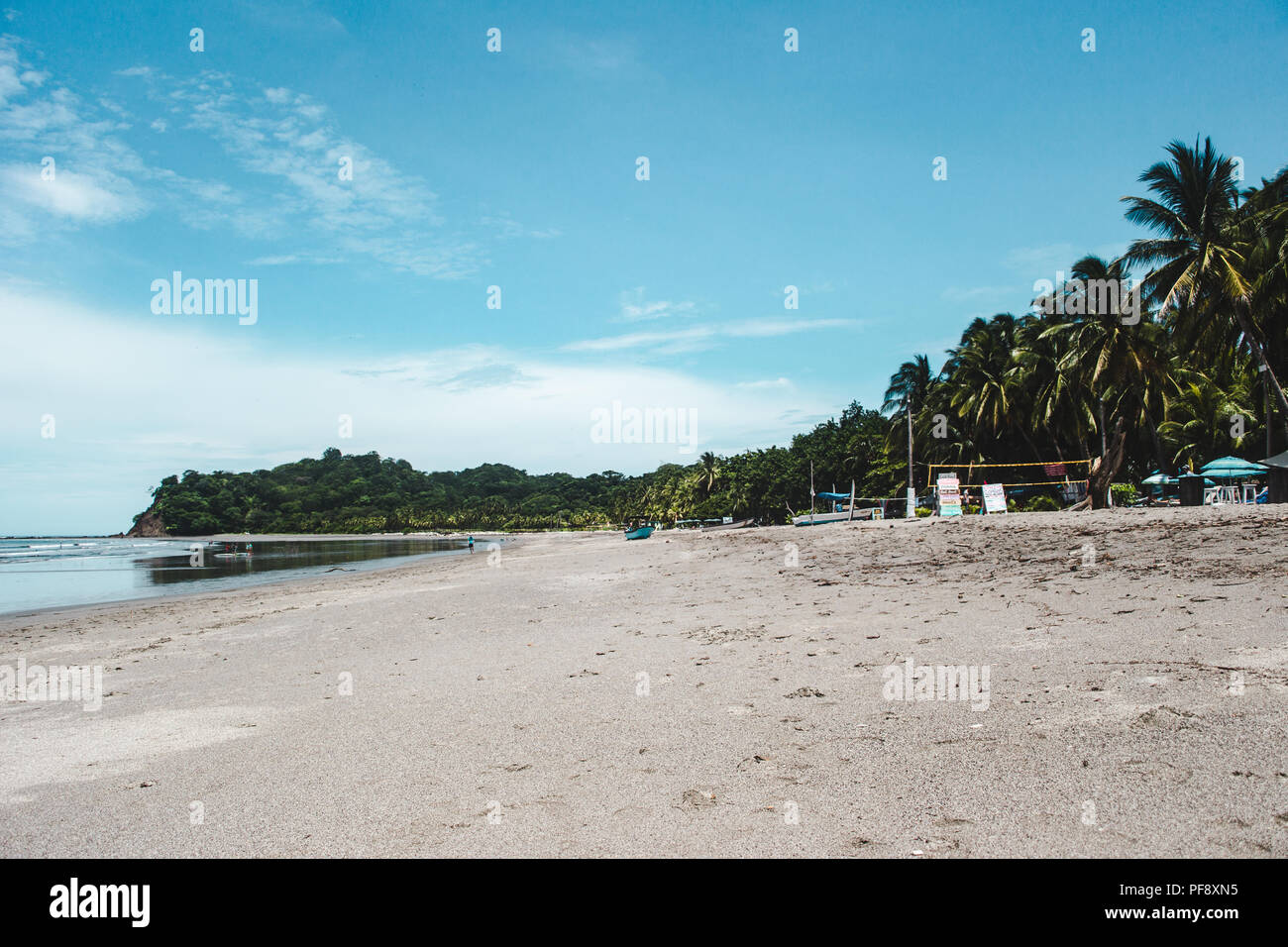 Sauberer Sandstrand von Sámara, Provinz Guanacaste in Costa Rica an einem heißen Sommertag mit blauen Himmel und nur wenige Touristen Stockfoto