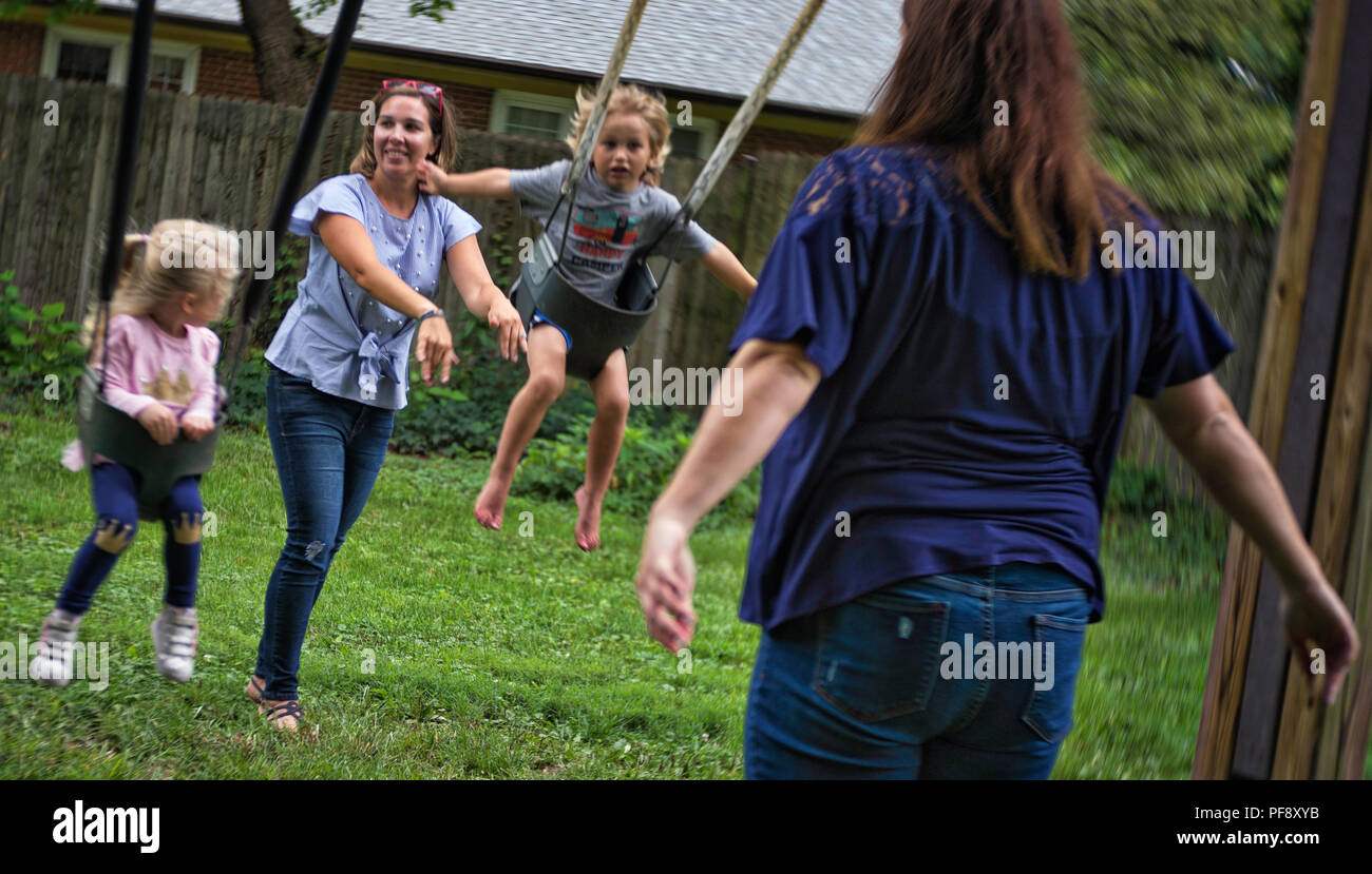 UNITED STATES: 20. August 2018: Jaclyn Perovich (links) der kulturellen Pflege Au Pairs spielt mit Kindern in Hamilton Community Park mit einem anderen Au pairs Stockfoto